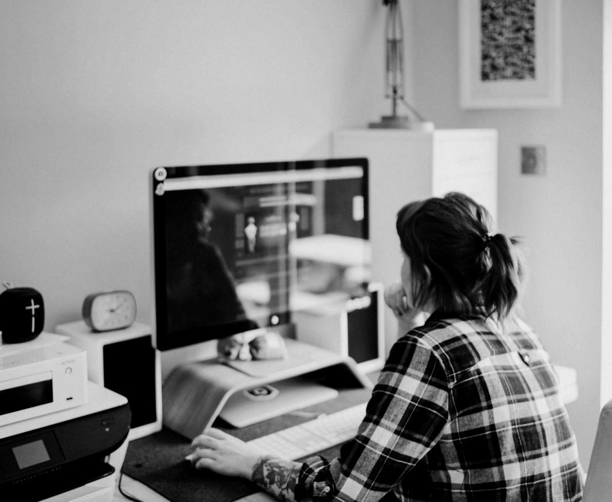Ein ruhiger Studienplatz mit Büchern und einem Laptop, der Vorbereitung symbolisiert